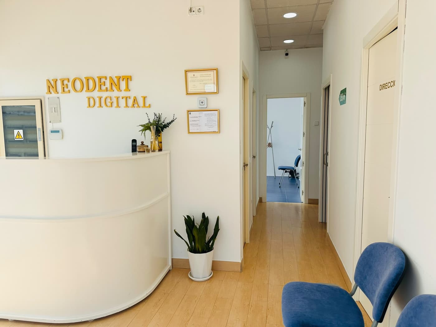 Recepción de la clínica Neodentdigital con el pasillo a los gabinetes